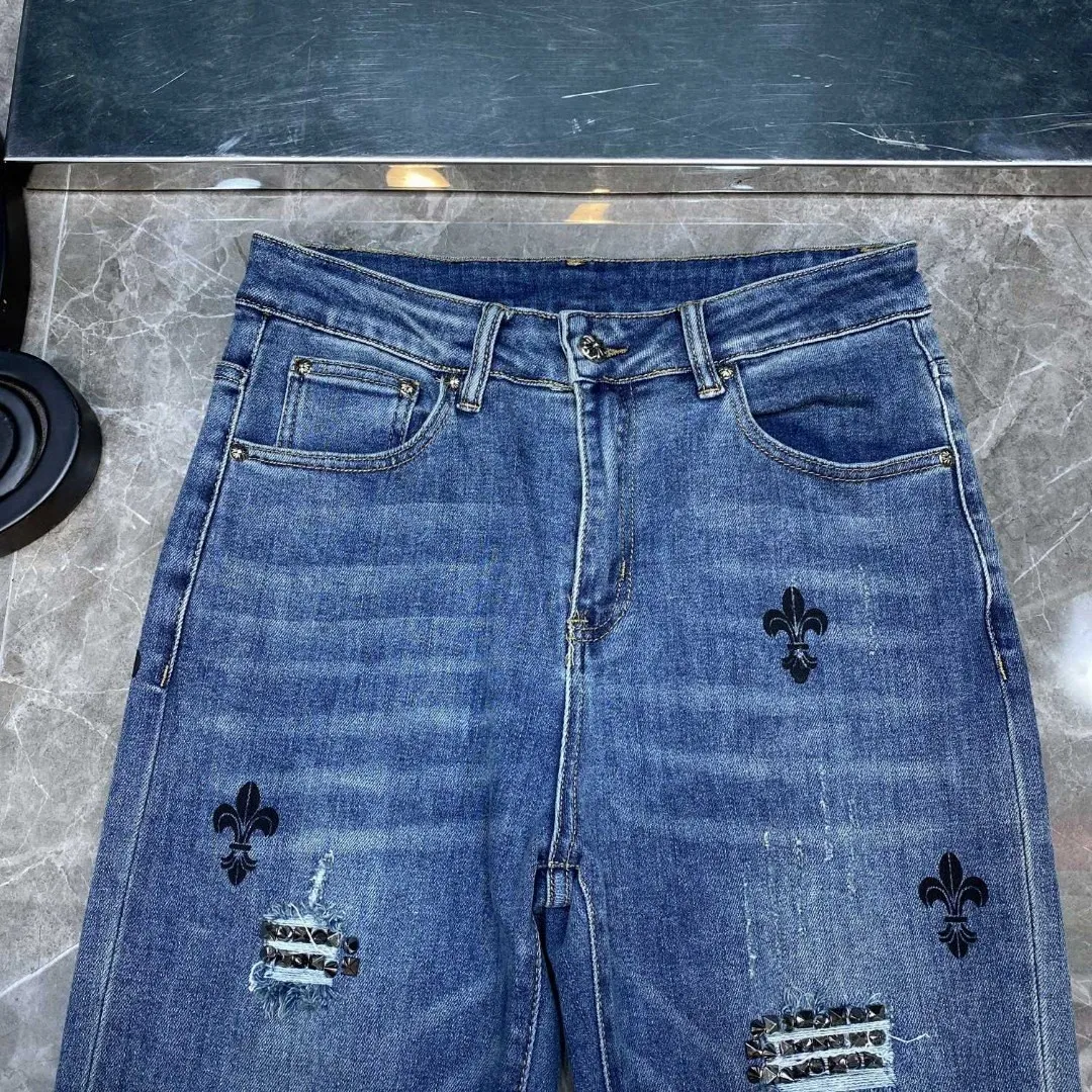 P276 Chrome Hearts🌸Jeans are here🌸 Willow cross ripped jeans. Exclusive custom weaving and dyeing. 100% pure cotton high weight denim fabric. High quality washing! After the pants are finished, do heavy enzyme stone washing and rinsing!  ✨Heavy leather embroidery➕Hand-made ruffles➕Denim whiskers✨Original hardware mold opening! Carrying various craft elements, this season’s most heavily crafted denim trousers!  Suitable for all kinds of outfits and can be worn in all seasons. Recommended color: dyed denim blue. Code numbers: S, M, L, XL